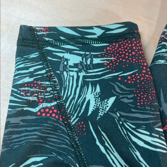 Patagonia Leggings with Red and Green Design Sz M - Picture 7 of 9